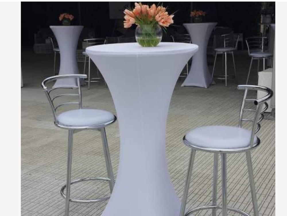 Mesa bar con forro para alquiler en eventos
