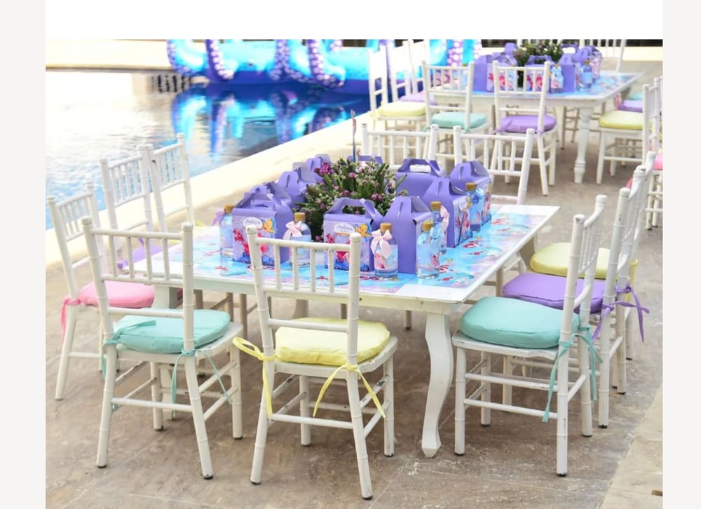 Mesa niño en madera para alquiler en eventos