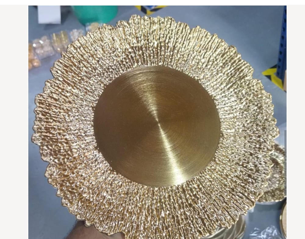 Platos base hojas dorados para alquiler en eventos