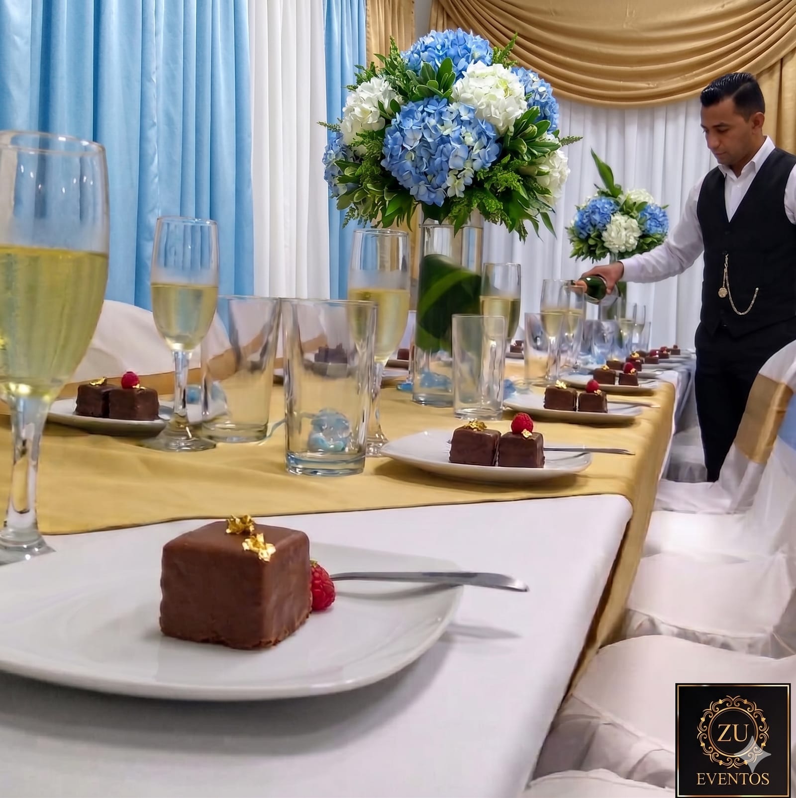 Mesa de postres con montaje dorado y cristalería para eventos