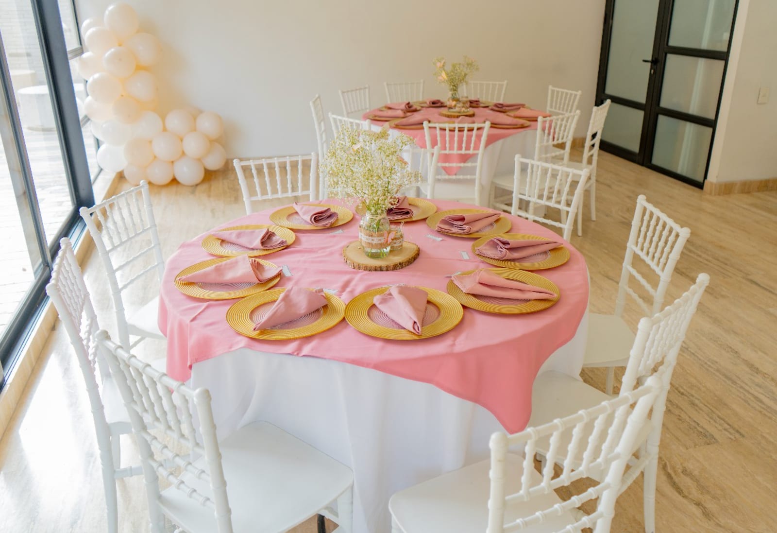 Alquiler de sillas chiavari y mesas vestidas para eventos en Barranquilla